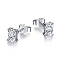 [Solara Jewelry]スタイリッシュな輝きを放つ長方形のセンターストーンピアス