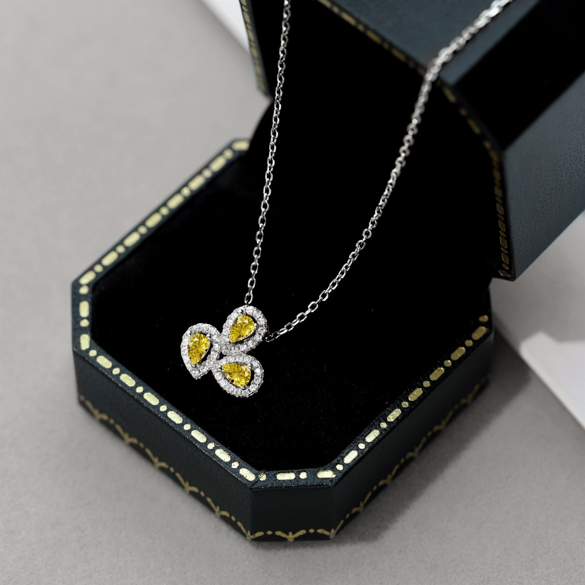 [Solara Jewelry]Elegant Flower Shape Pear Cut Necklace