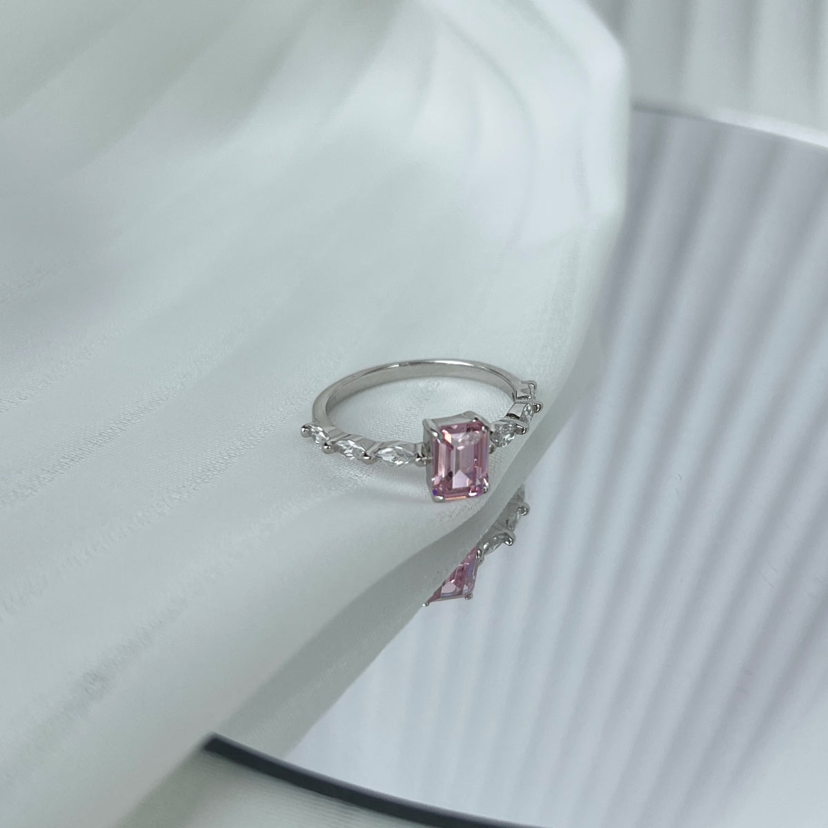 [Solara Jewelry]1.0 Carat Dainty Resplendent Radiant Cut Daily Ring