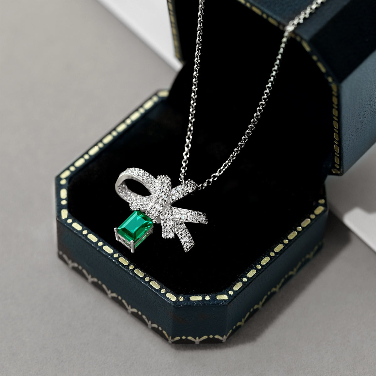 [Solara Jewelry]Luxurious Flower Shape Emerald Cut Necklace