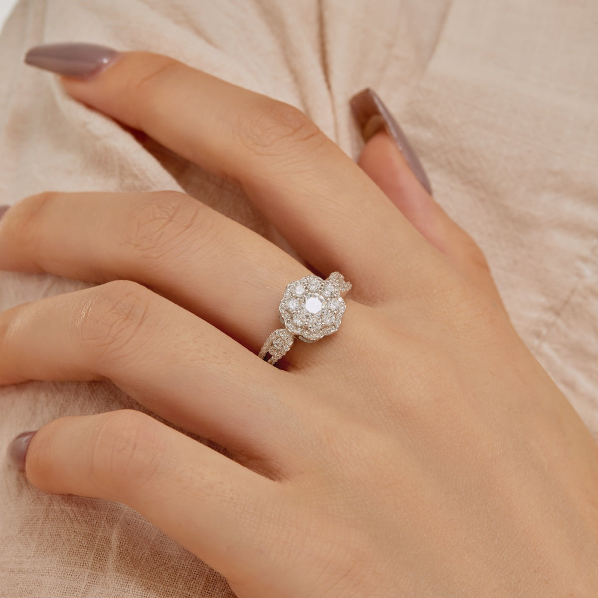 [Solara Jewelry]Delicate Colorful Round Cut Flower Shape Wedding Ring
