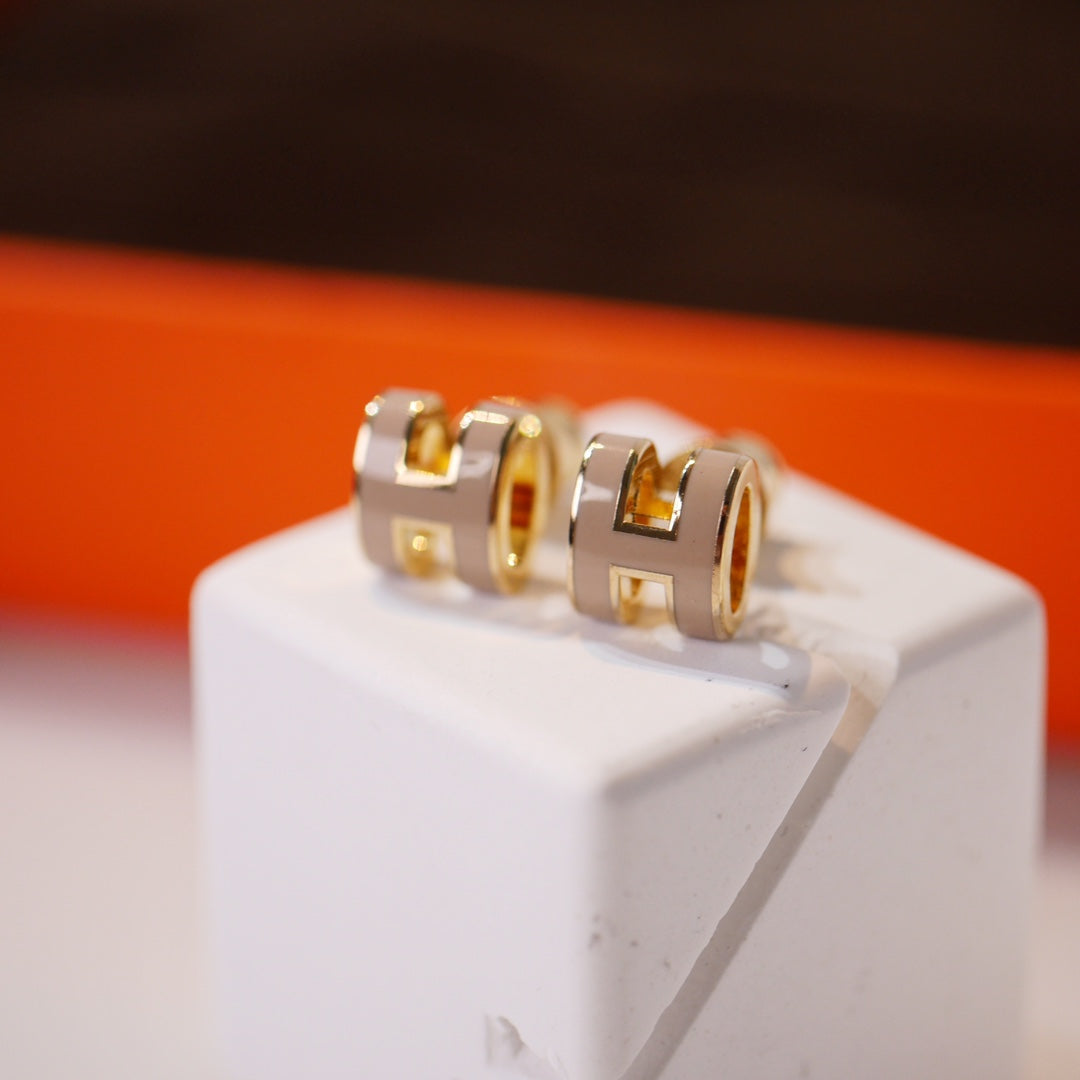 [Solara Jewelry]MINI POP H GOLD EARRINGS GREY