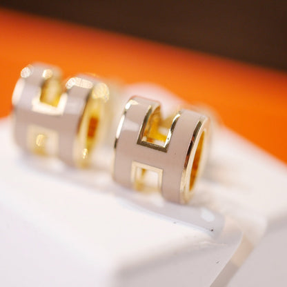 [Solara Jewelry]MINI POP H GOLD EARRINGS GREY