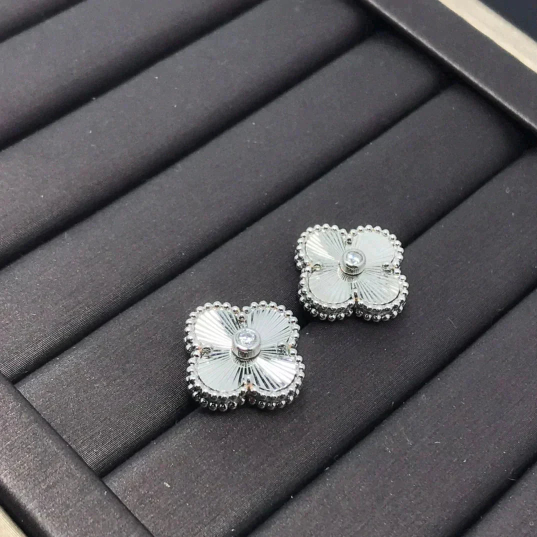 [Solara Jewelry]CLOVER MINI 9.5MM LASER EARRINGS