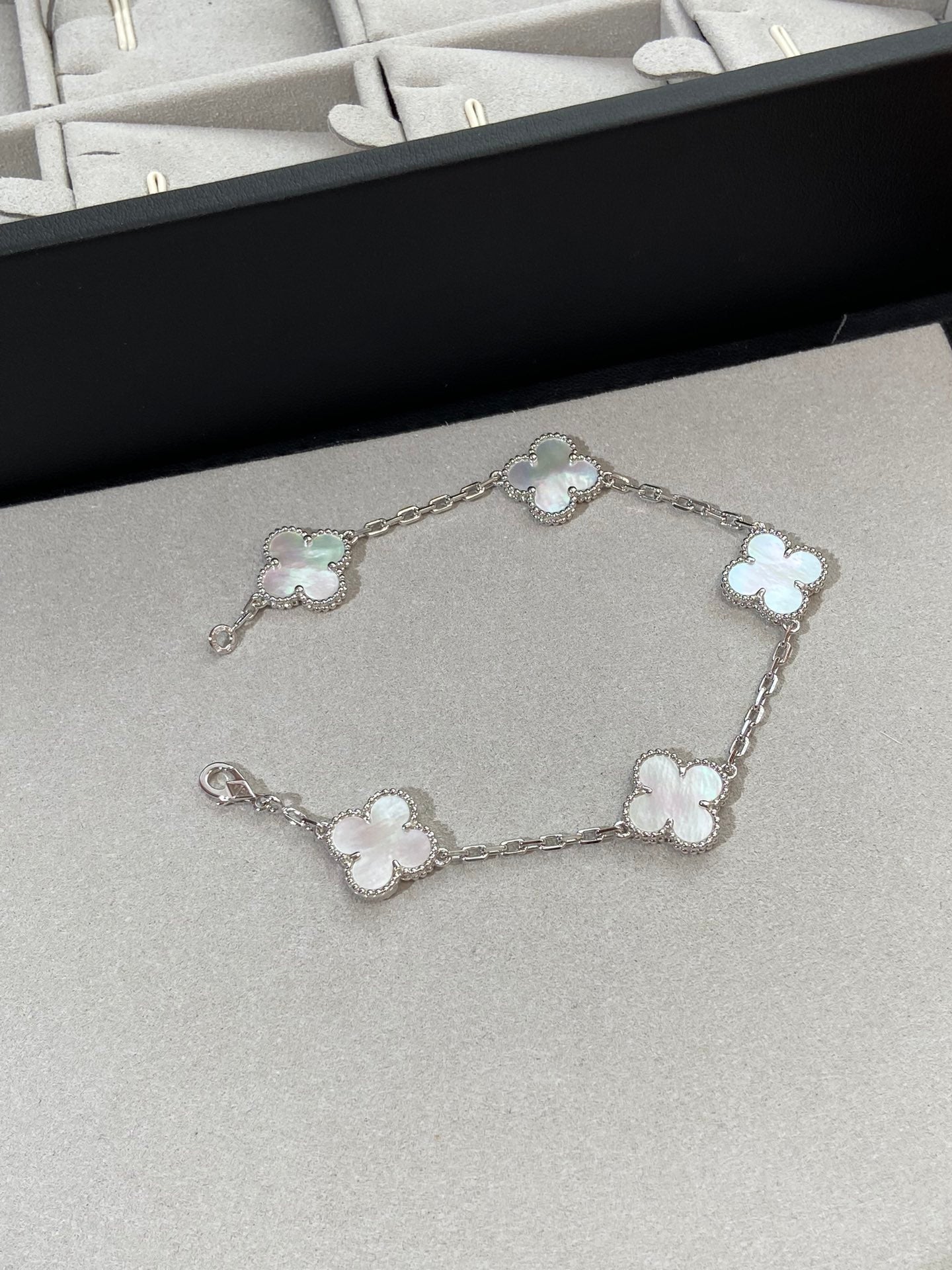 [Solara Jewelry]CLOVER SILVER MOP 5 MOTIF BRACELET