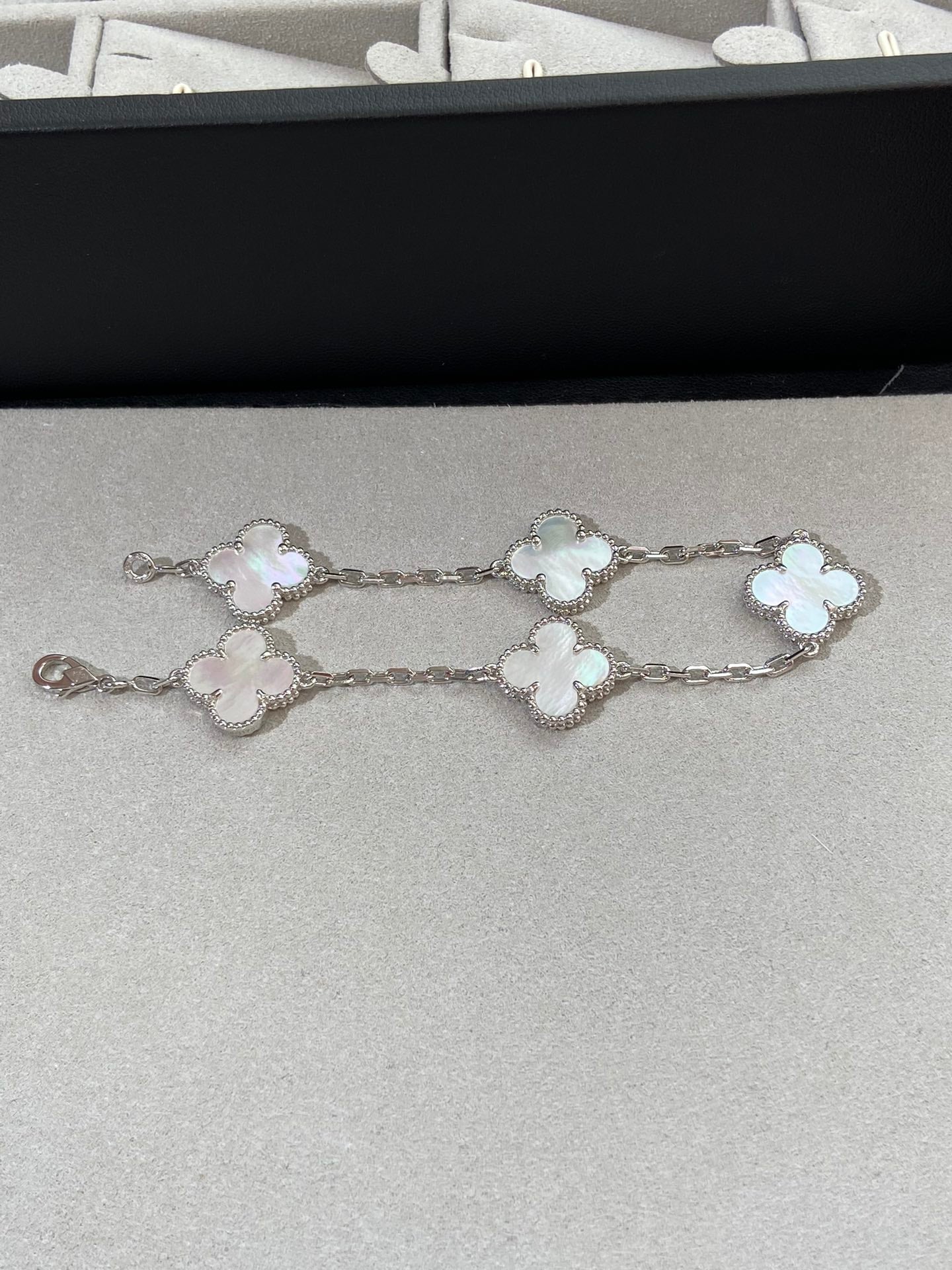 [Solara Jewelry]CLOVER SILVER MOP 5 MOTIF BRACELET