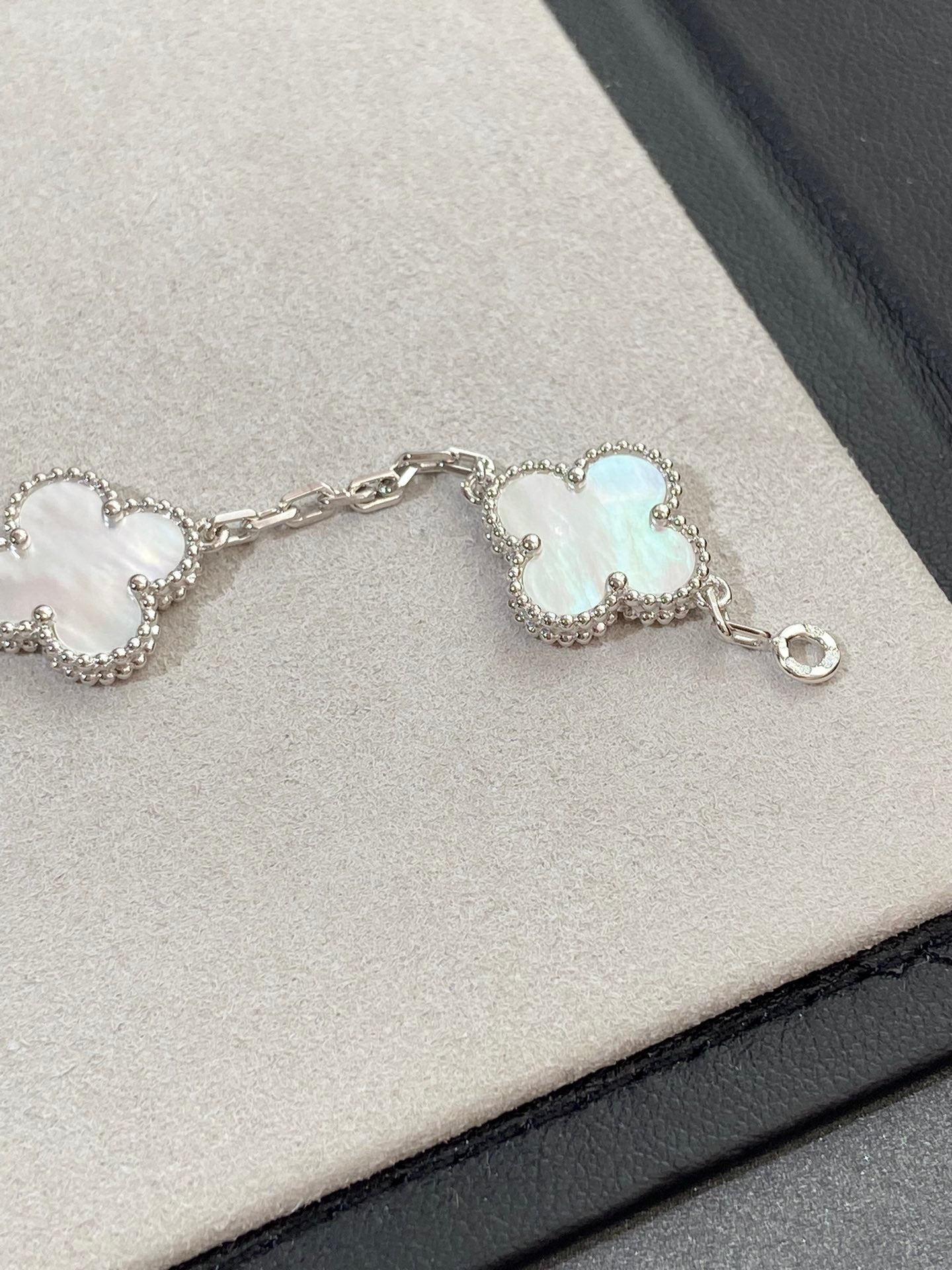 [Solara Jewelry]CLOVER SILVER MOP 5 MOTIF BRACELET