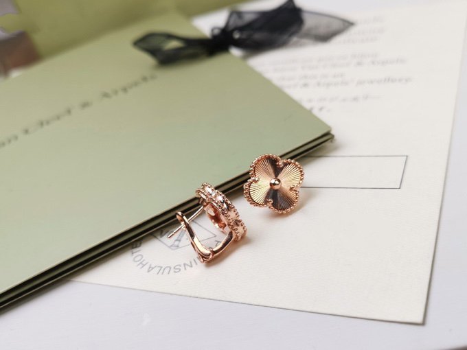 [Solara Jewelry]CLOVER MEDIUM STUD EARRINGS