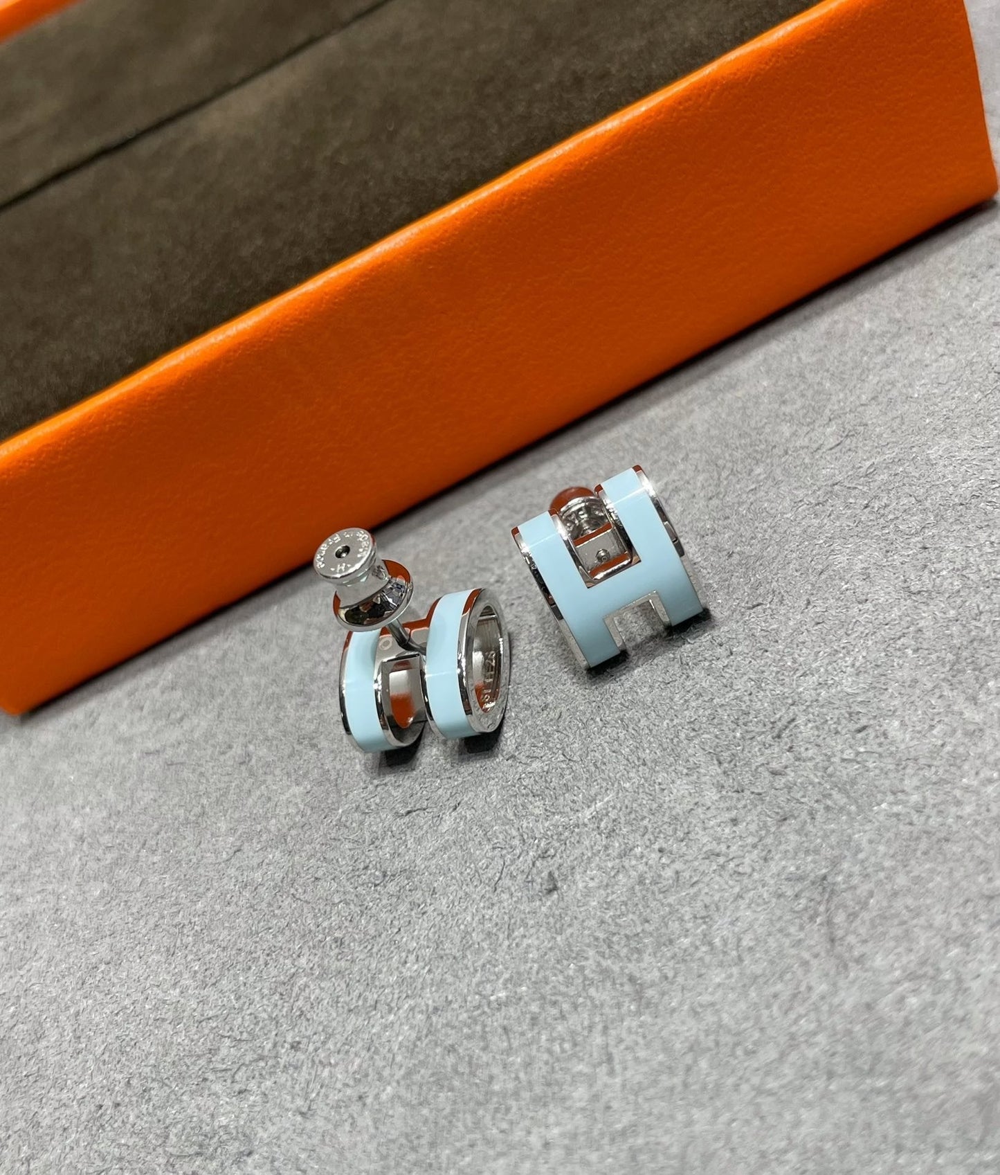 [Solara Jewelry]POP H SKY BLUE STUD EARRINGS