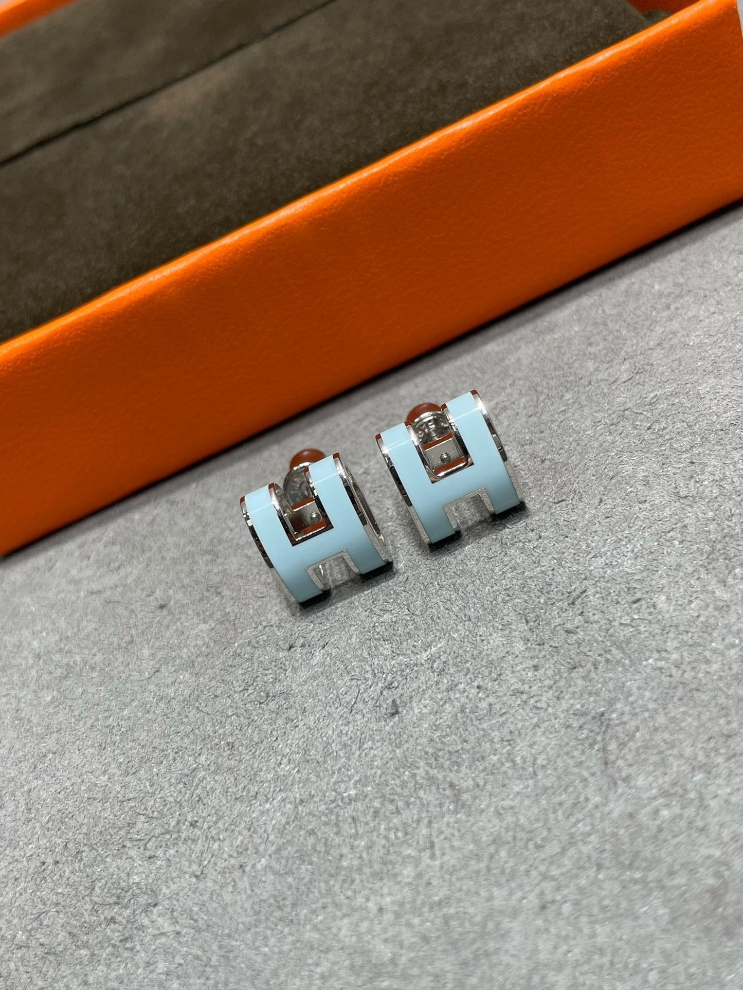 [Solara Jewelry]POP H SKY BLUE STUD EARRINGS