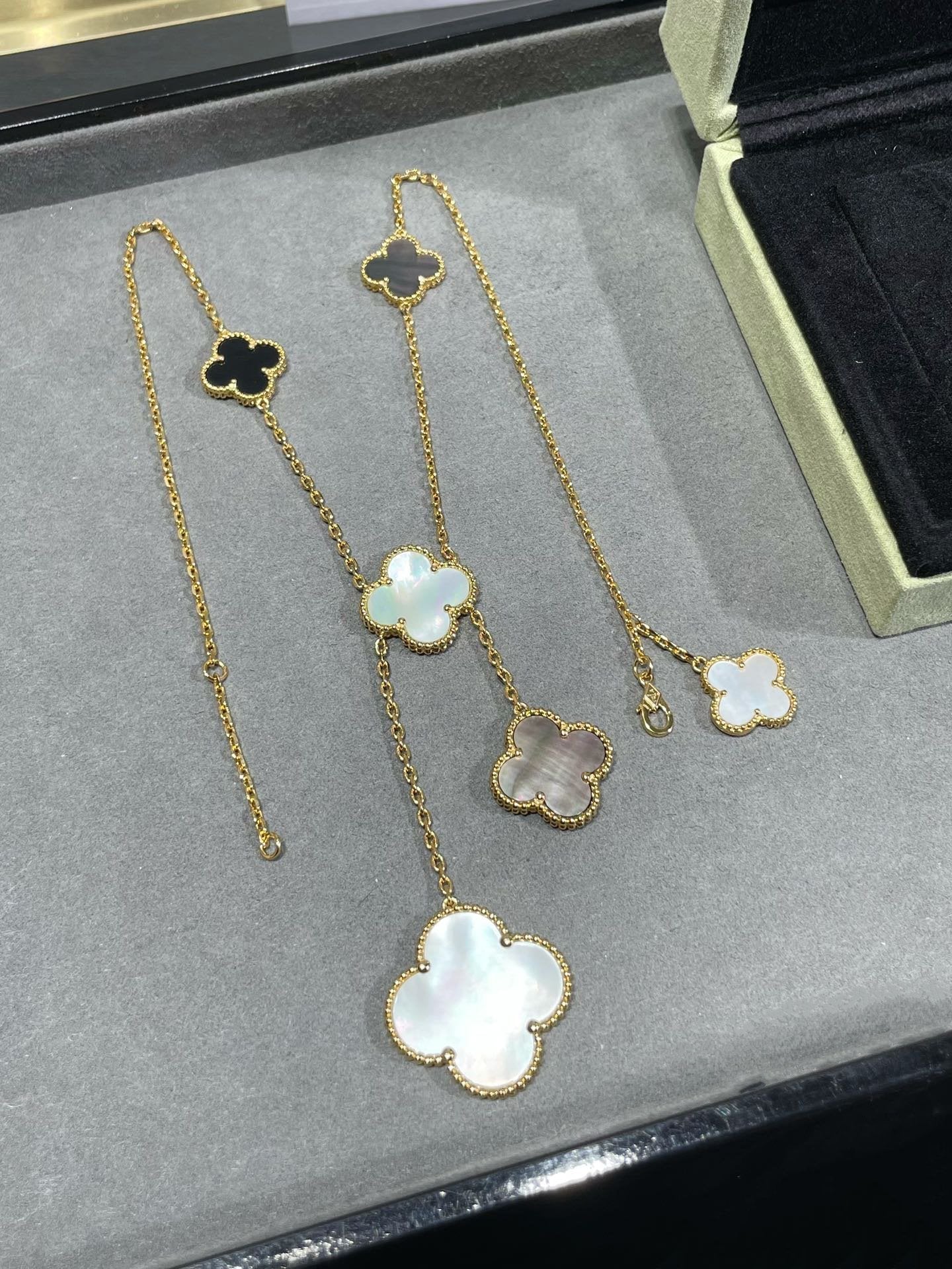 [Solara Jewelry]CLOVER 6 MOTIF MOP ONYX GOLD NECKLACE