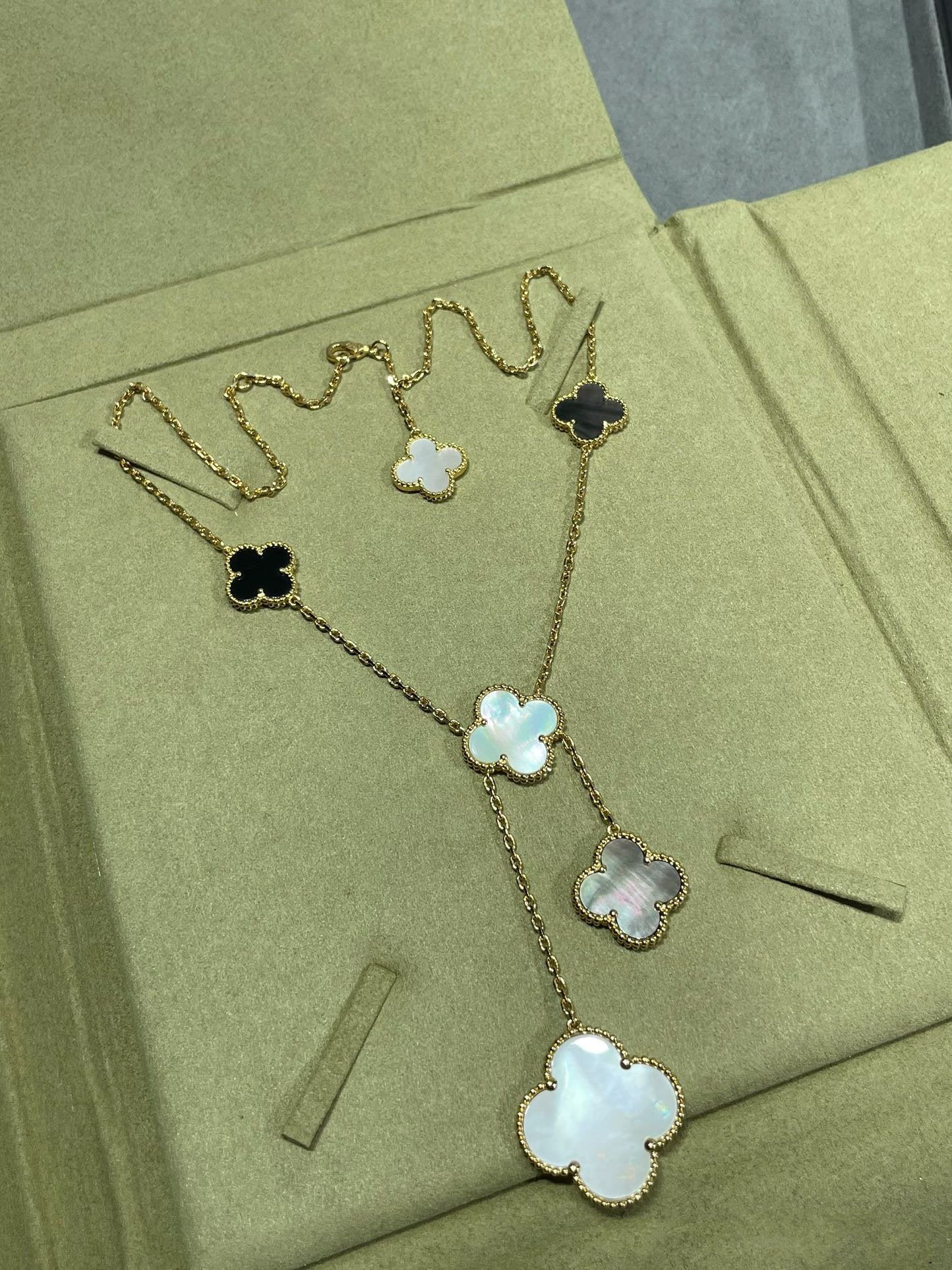 [Solara Jewelry]CLOVER 6 MOTIF MOP ONYX GOLD NECKLACE