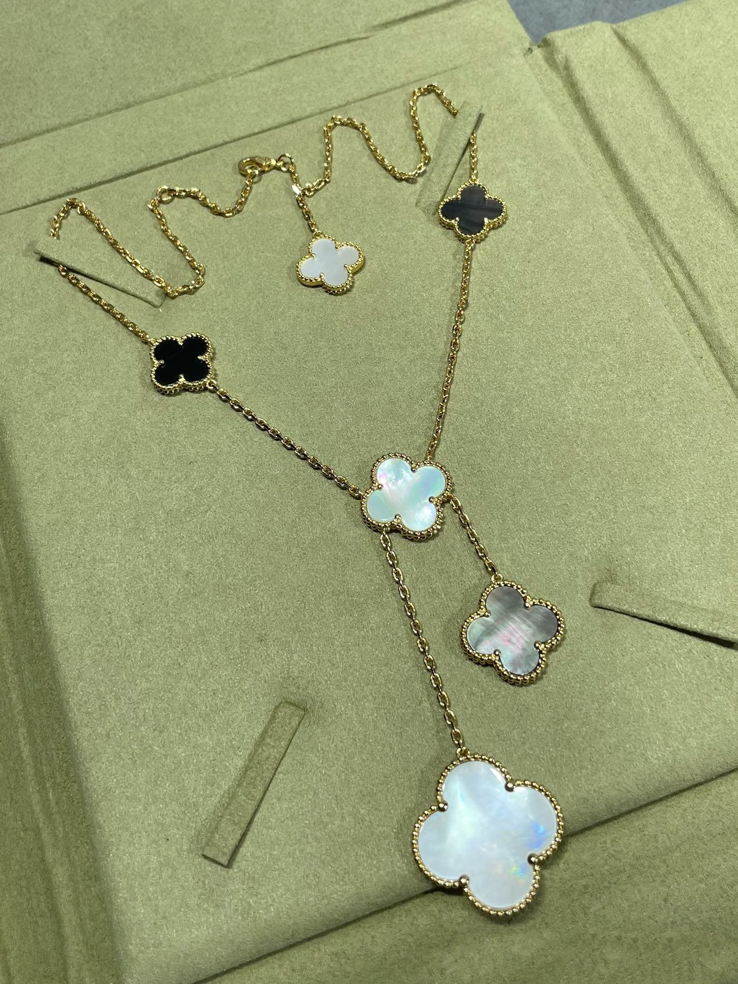 [Solara Jewelry]CLOVER 6 MOTIF MOP ONYX GOLD NECKLACE