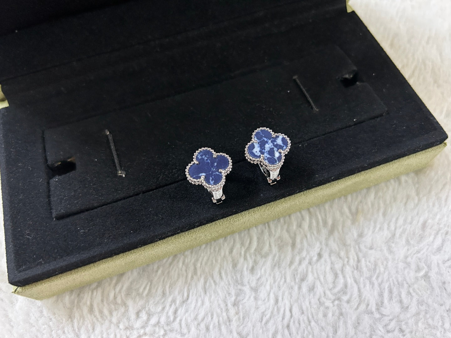 [Solara Jewelry]CLOVER PIETERSITE MEDIUM STUD EARRINGS