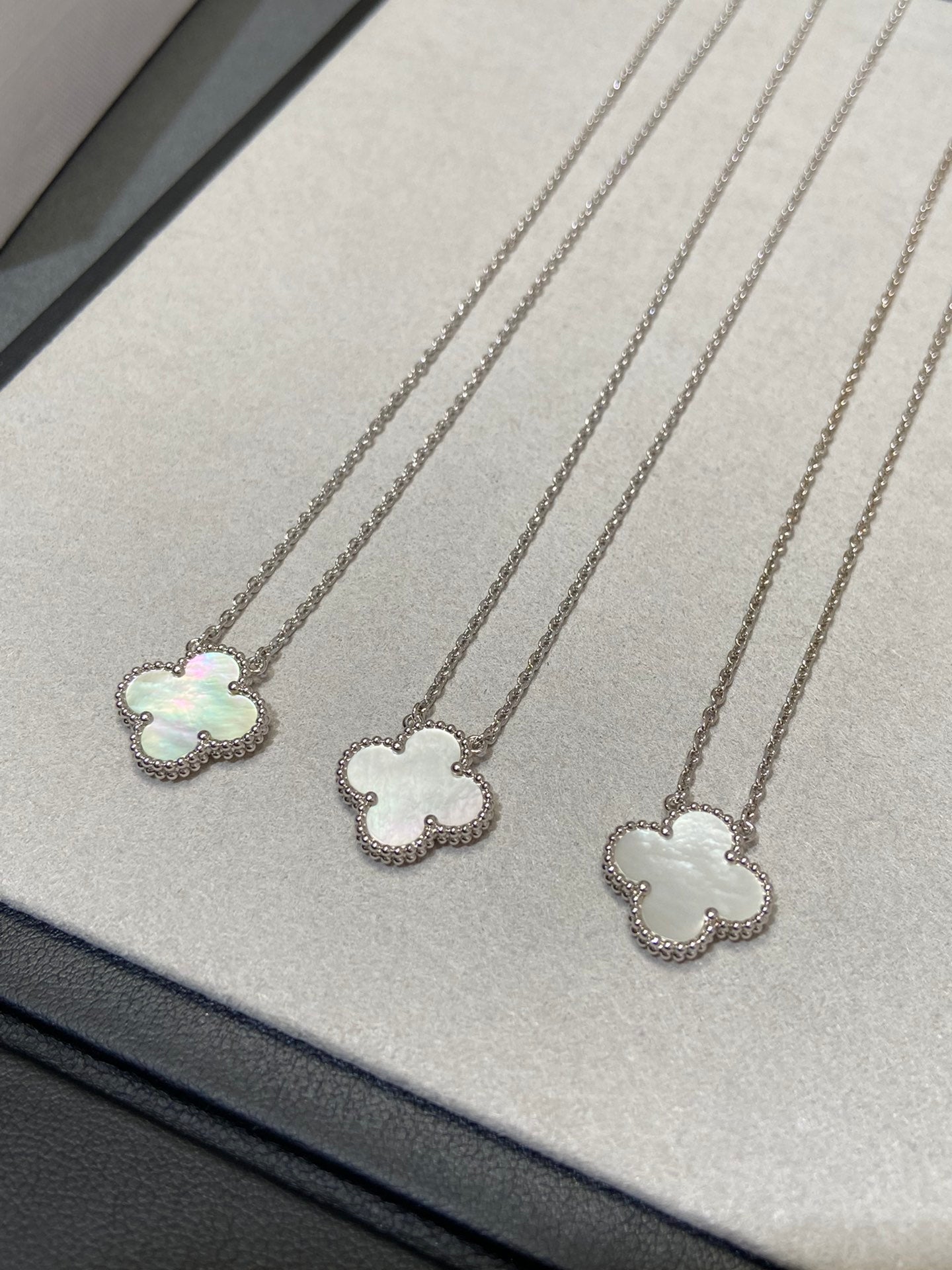 [Solara Jewelry]CLOVER MEDIUM SILVER WHITE MOP NECKLACE