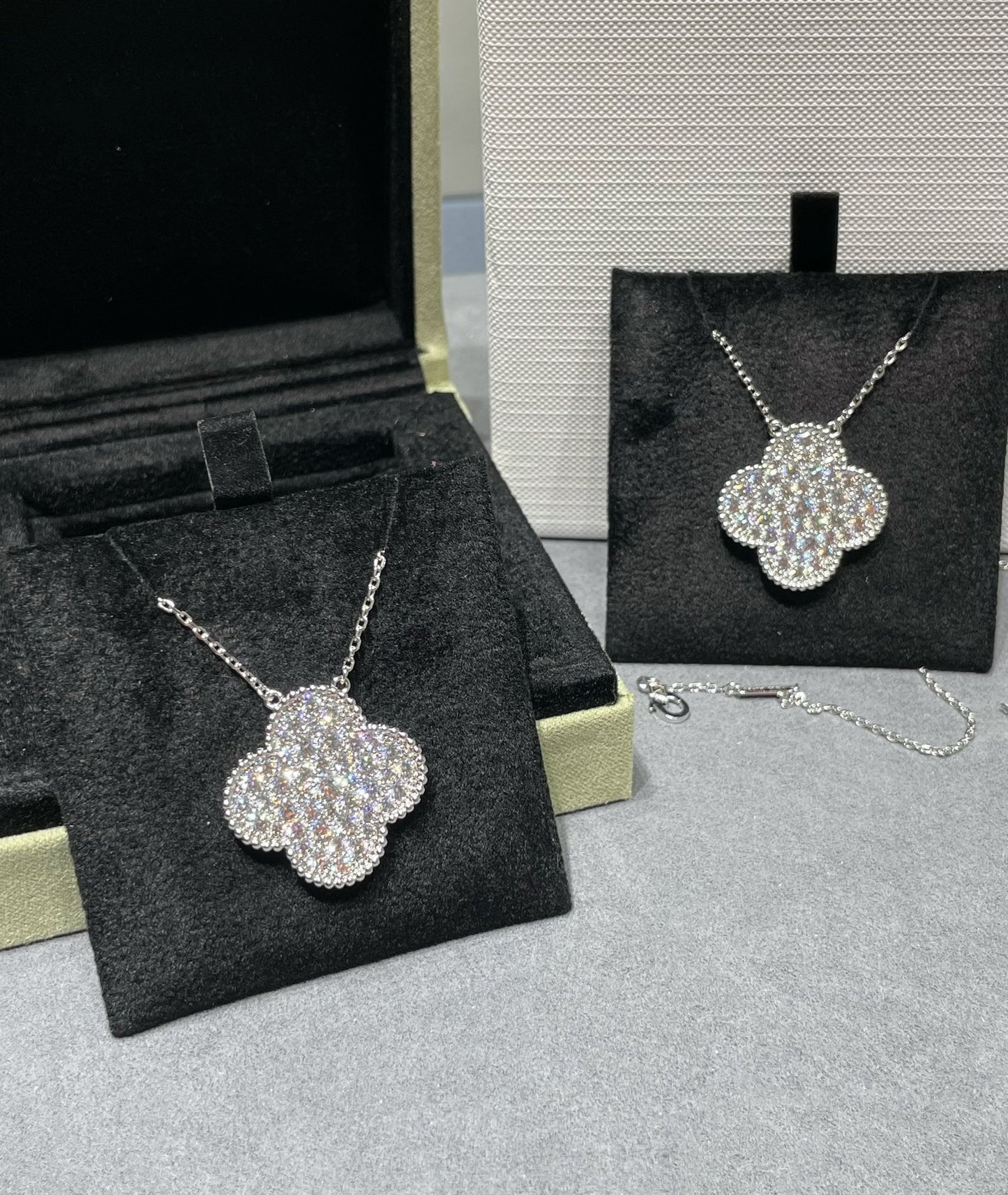 [Solara Jewelry]CLOVER 25MM LARGE PENDANT DIAMOND PAVED SILVER NECKLACE
