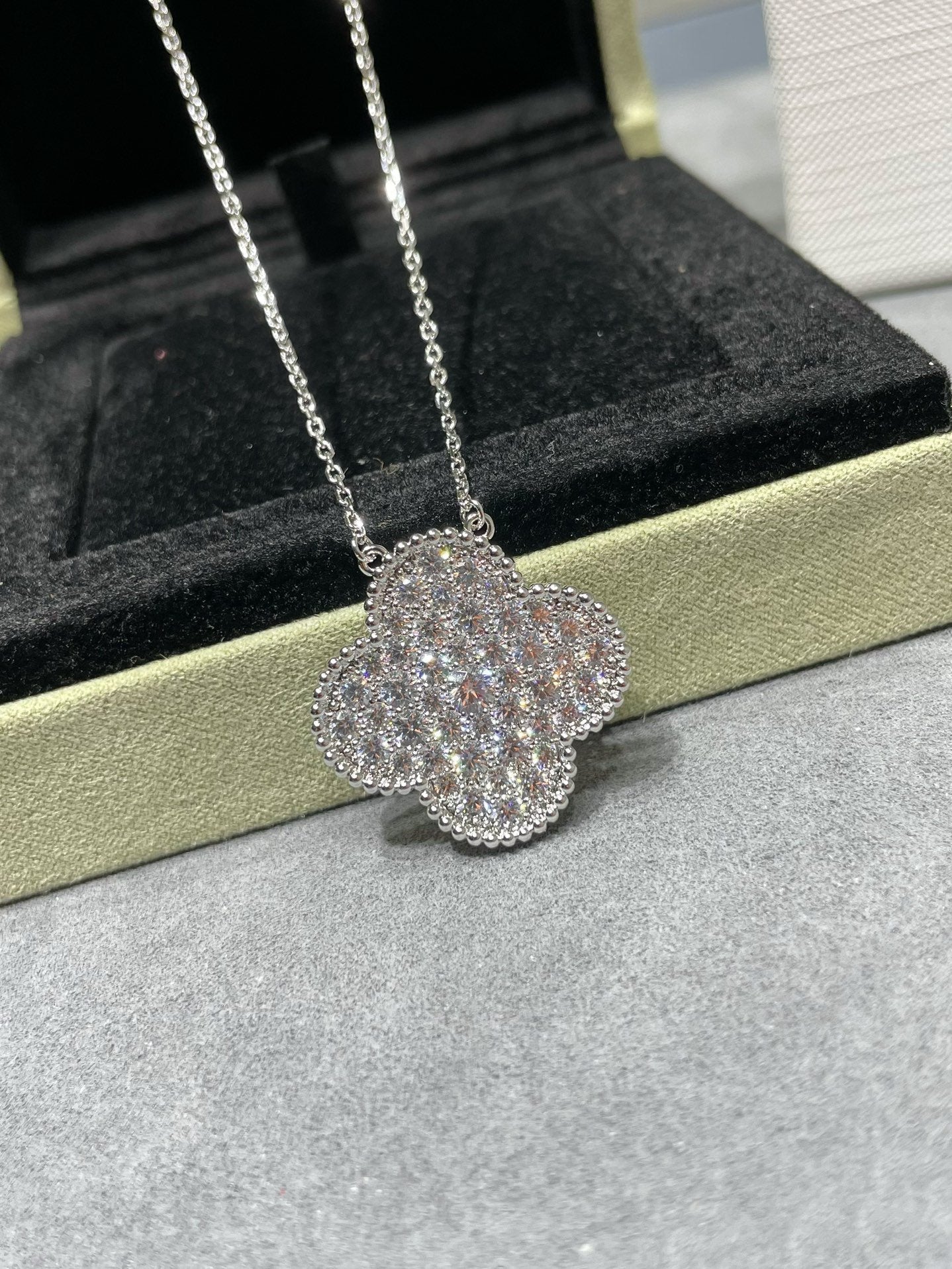 [Solara Jewelry]CLOVER 25MM LARGE PENDANT DIAMOND PAVED SILVER NECKLACE