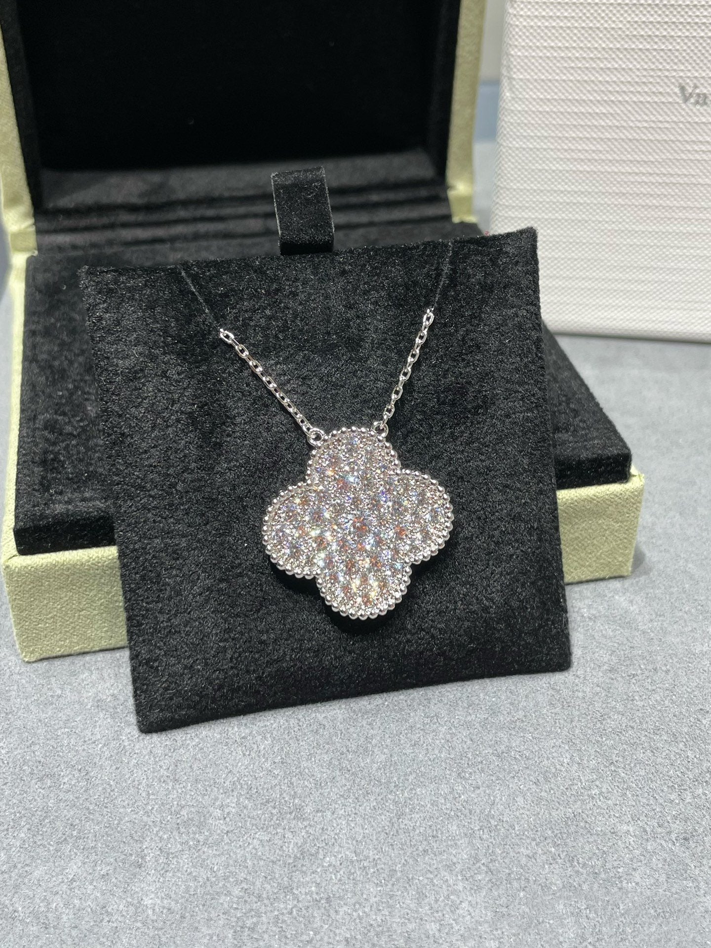 [Solara Jewelry]CLOVER 25MM LARGE PENDANT DIAMOND PAVED SILVER NECKLACE
