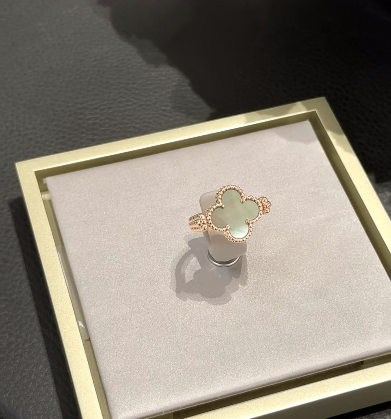 [Solara Jewelry]CLOVER RIVERSIBLE GREY MOP RING