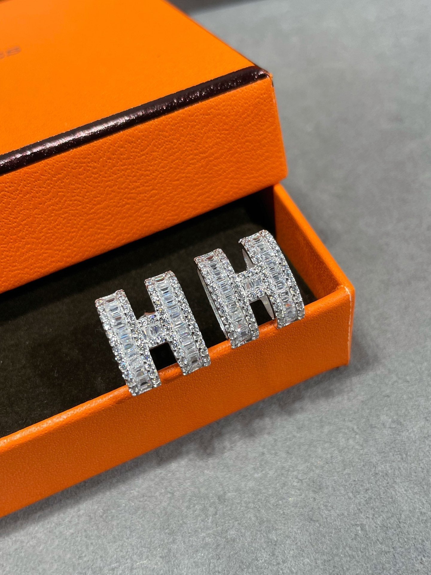 [Solara Jewelry]H STUD EARRINGS WITH SILVER DIAMONDS